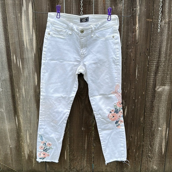 Abercrombie & Fitch Denim - ABERCROMBIE & Fitch, Harper Low Rise Ankle, Embroidered Design! Women’s Size 2